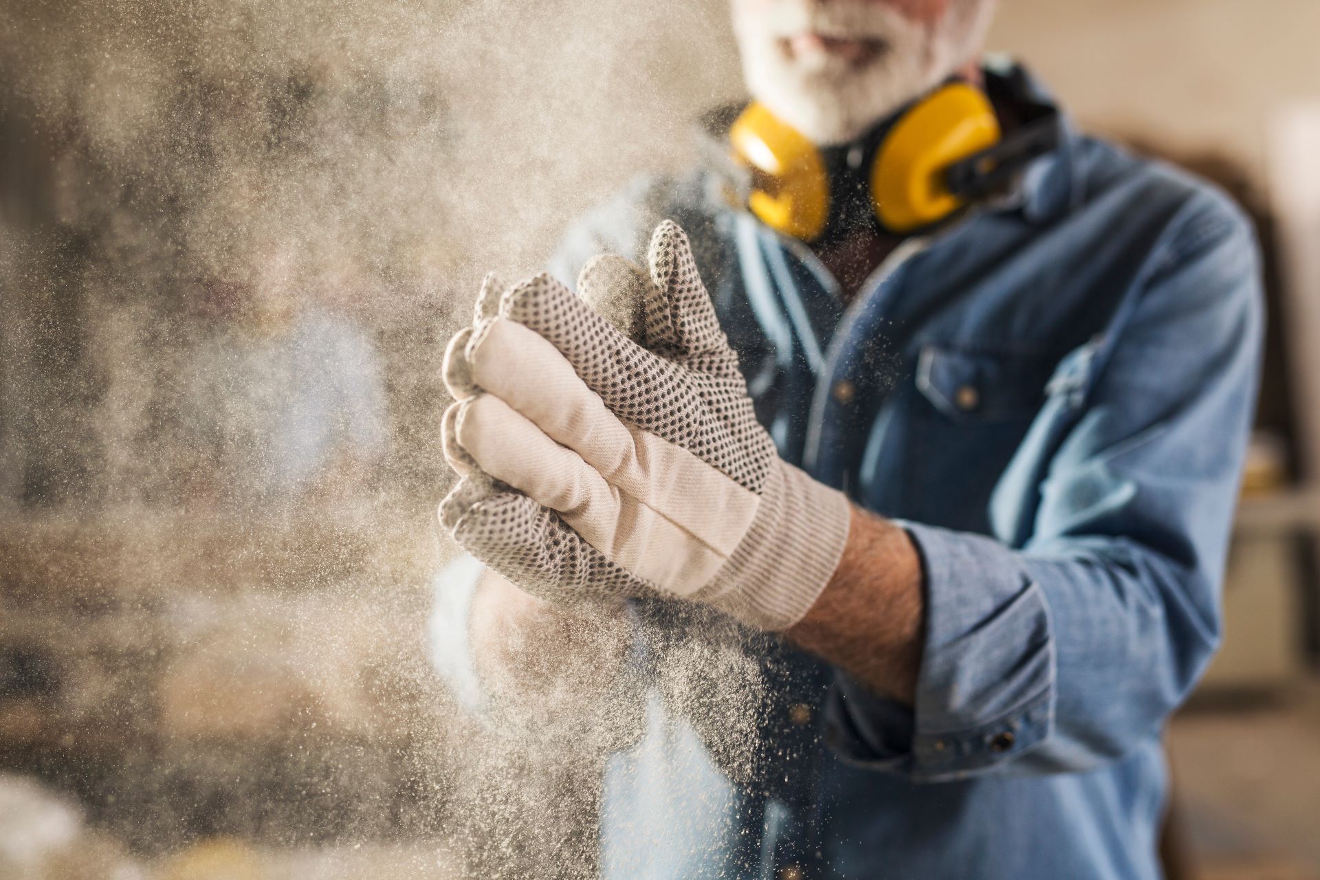 Arbeitshandschuhe im Staub, Schutzmaßnahmen gemäß TRGS 521