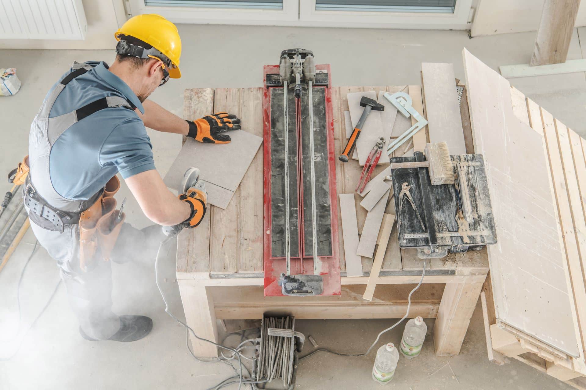 Arbeiter schneidet Materialien, Staubschutz gemäß TRGS 521