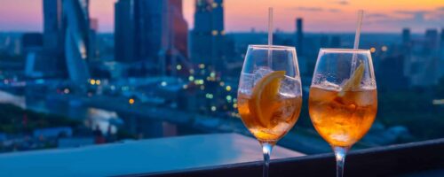 Die besten Rooftop-Bars in Frankfurt: Stilvoll über den Dächern der Stadt