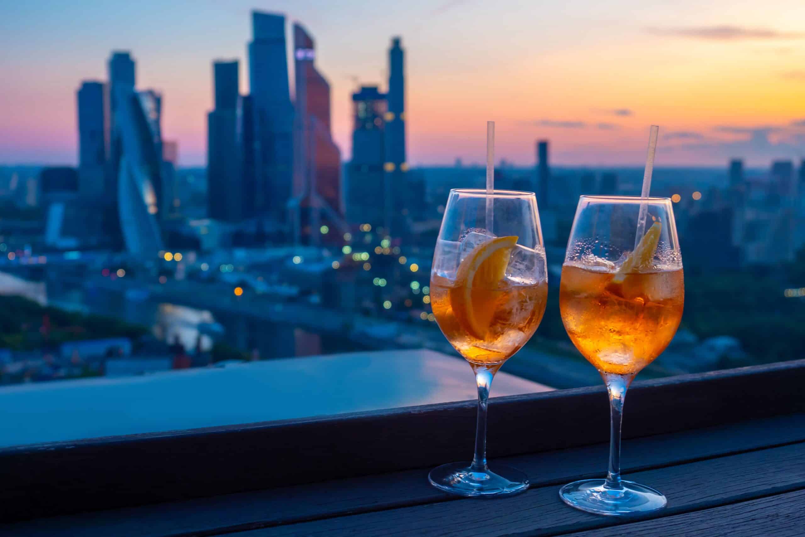 Zwei Aperol Spritz auf einer Rooftop-Bar mit Blick