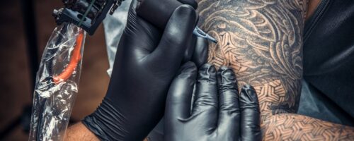 Tattoo-Trends 2025: Von minimalistischen Designs bis zu detailverliebten Kunstwerken