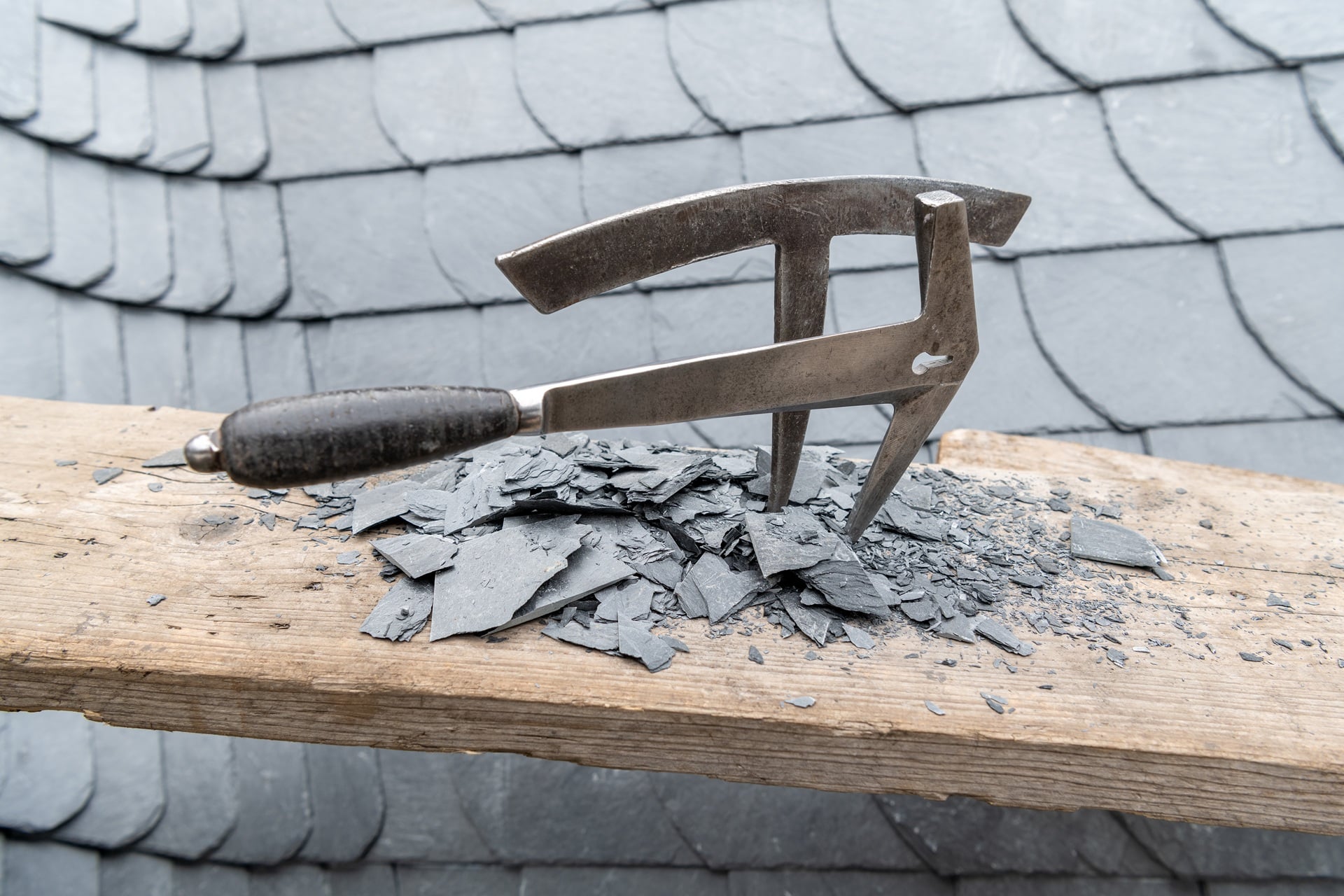 Werkzeug auf Holzbrett mit Schiefer | Dachbeschichtung