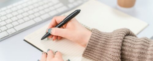 Zwischen Digitalisierung und Handschrift: Warum analoge Dokumentation im Berufsalltag noch lange nicht ausgedient hat
