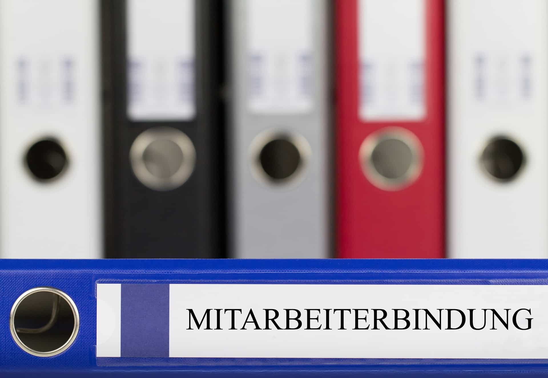 Dokumentenordner mit Beschriftung Mitarbeiterbindung | Eventmoderator