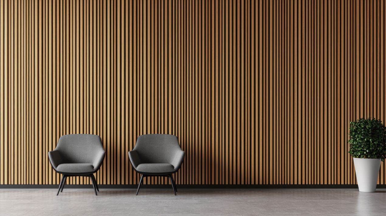 Zwei Sessel vor einem Wandpaneel aus vertikalem Holzlamellen-Design, ideal zur akustischen Optimierung in Warte- oder Empfangsbereichen