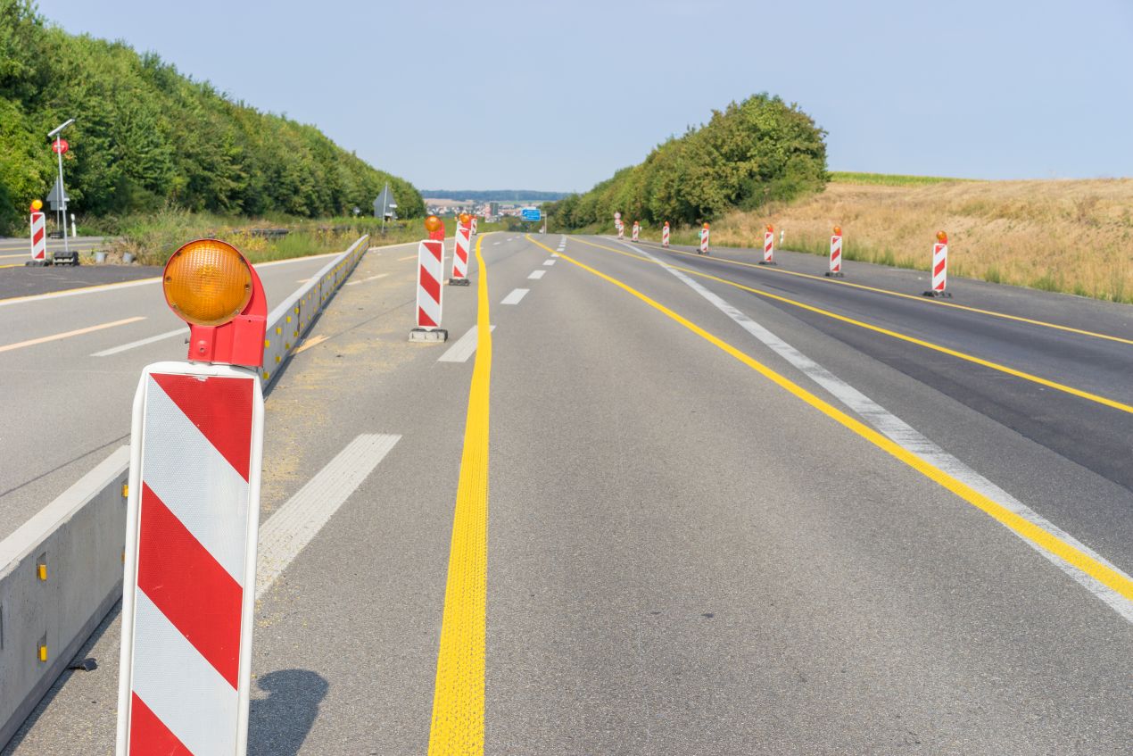 Verkehrsabsicherung mit mobilen Leitbaken auf Bundesstrasse