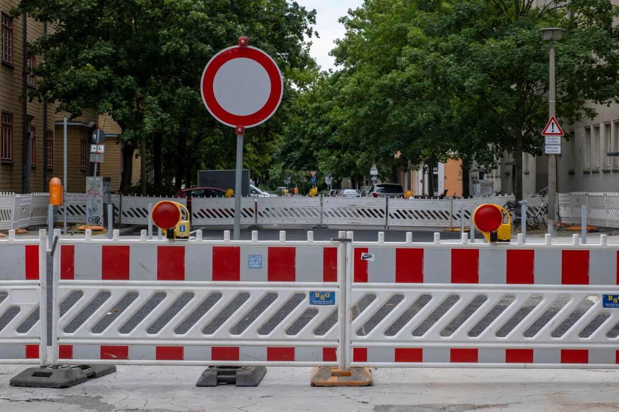 Verkehrsabsicherung mit Warnbaken und Verbotsschild in einer Innenstadt