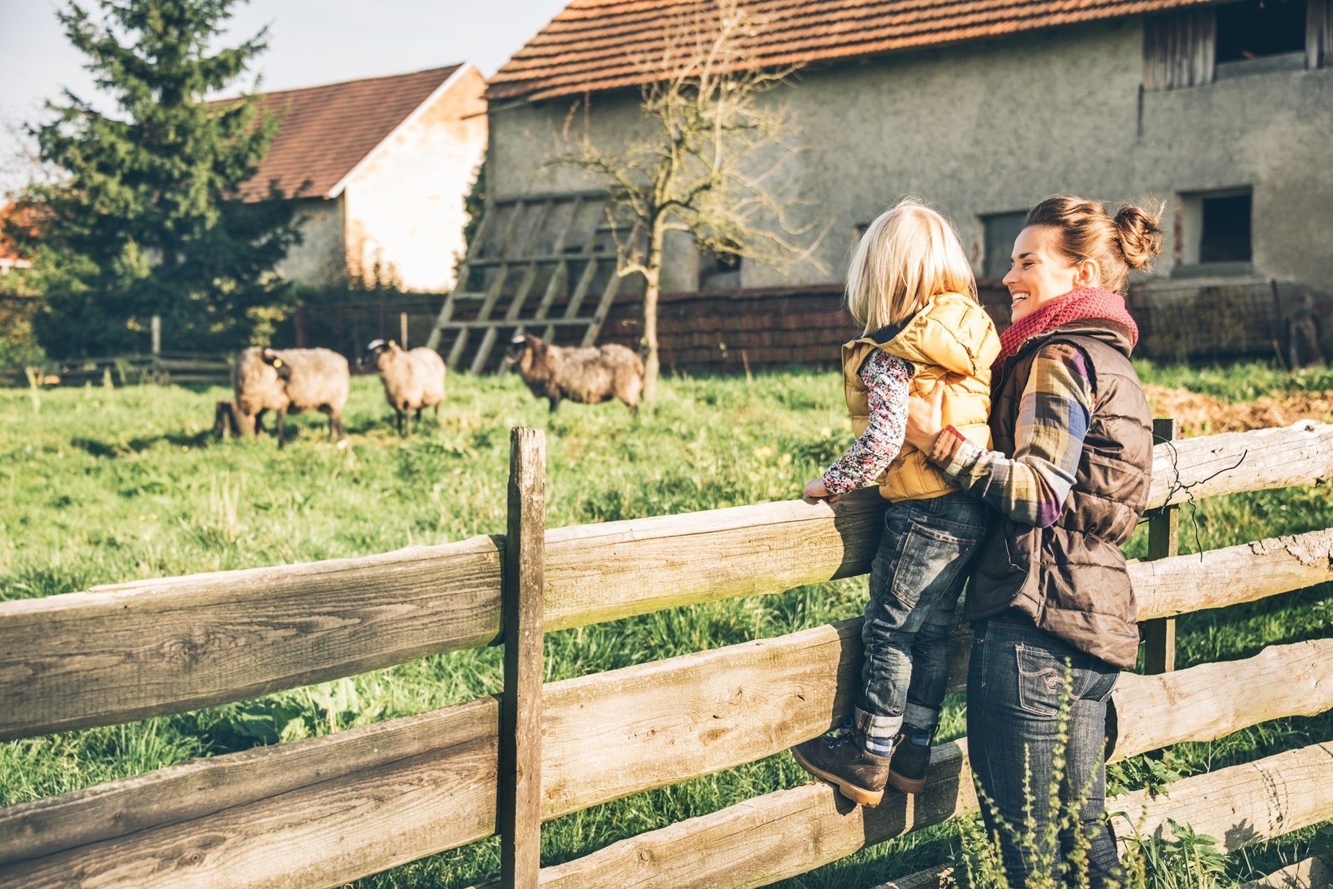 Mutter mit Kind am Schafgehege | Erlebnisbauernhof NRW

