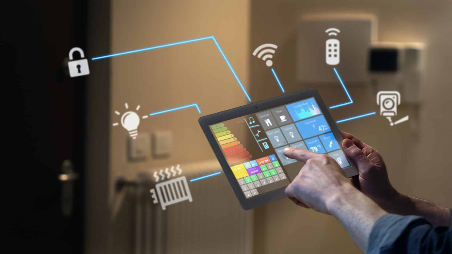 Tablet mit Smart-Home-Steuerung | Wärmepumpe Erfurt

