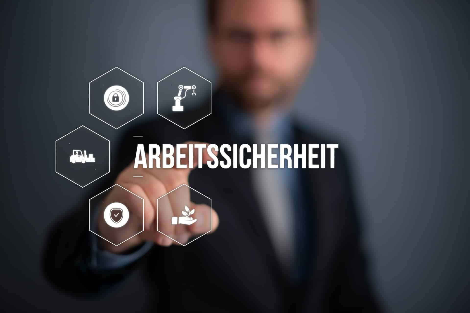Mann tippt auf virtuelle Schaltfläche mit Arbeitssicherheit-Symbolen | Arbeitsschutz E-Learning