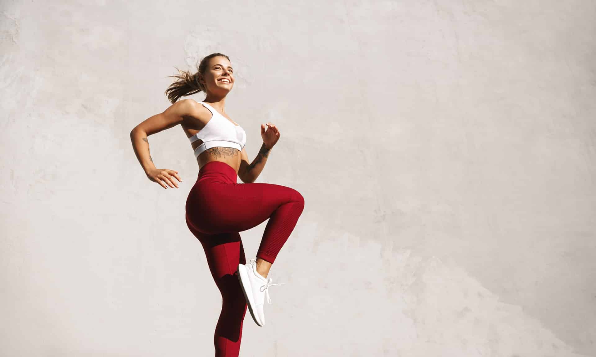 Sportliche Frau bei Fitnessübung im Freien | Schlittschuhe Bauer